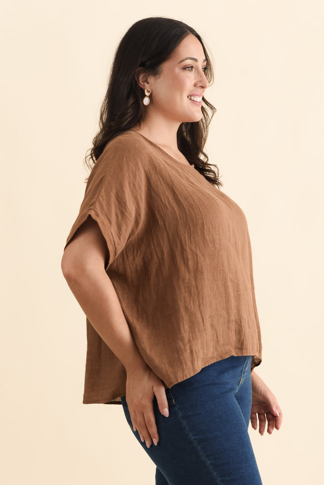 Chaya Mocha Linen Top,Brunette model,alt text|model:Emilia image 11