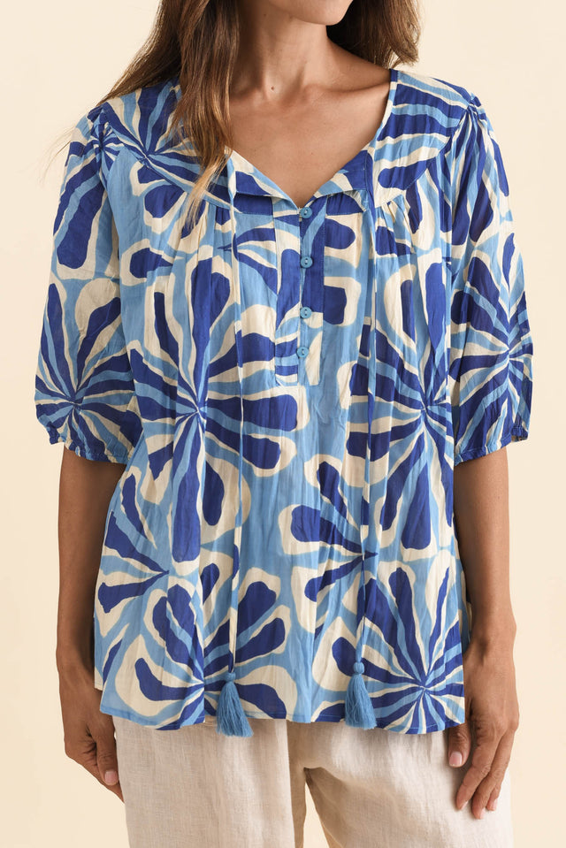 alt text|model:Cara image 5