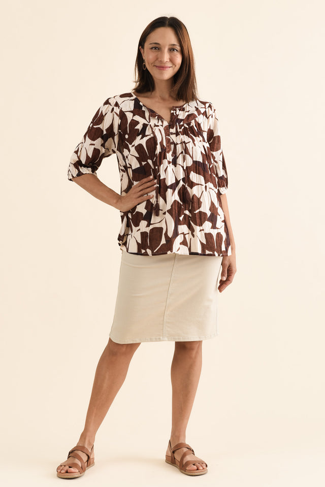 Claris Chocolate Garden Crinkle Cotton Top,Full Body,Brunette model,alt text|model:Cara image 6