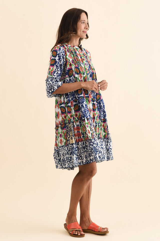 alt text|model:Cara image 3