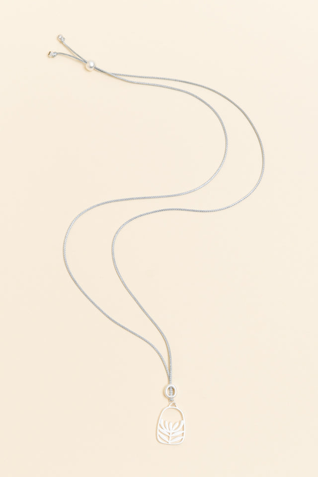 Diva Silver Flower Pendant Necklace