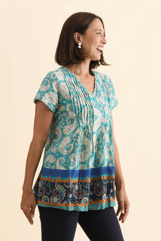 alt text|model:Cara image 4