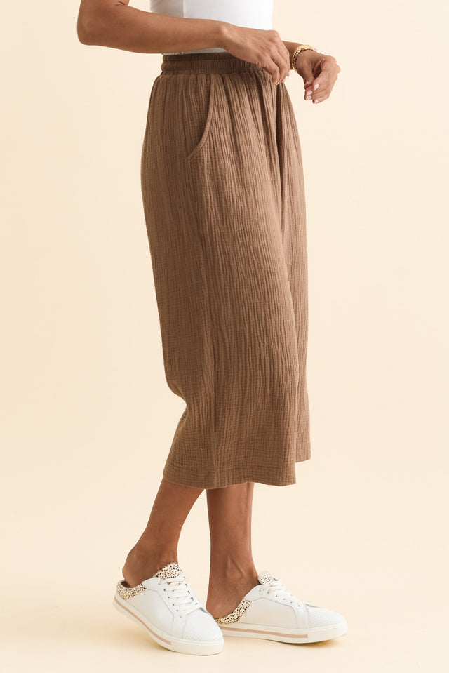 Harvey Mocha Cotton Cheesecloth Cropped Pants,Brunette model,alt text|model:Cara image 5