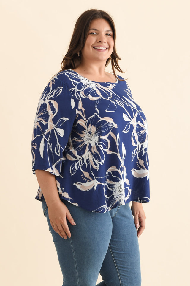 Hepburn Blue Flower Linen Blend Top,Brunette model,alt text|model:Gabby image 11