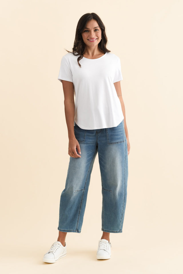 Janis White Bamboo Tee,Brunette model,alt text|model:Brontie image 10