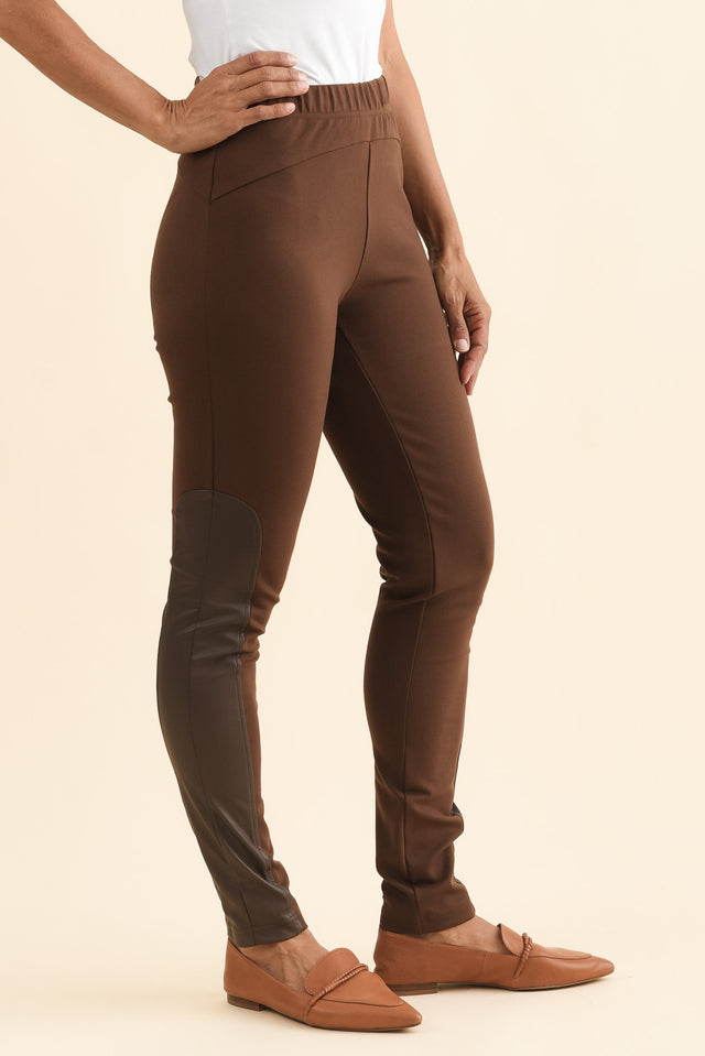 alt text|model:Cara image 3