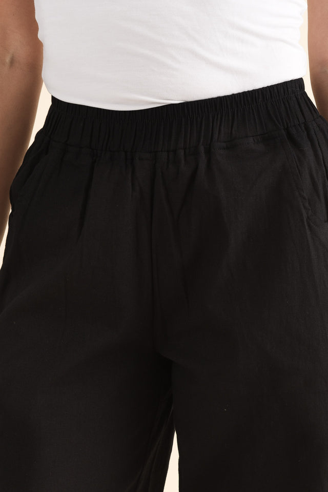 Jora Black Pocket Shorts,Detail,Brunette model,alt text|model:Cara image 5