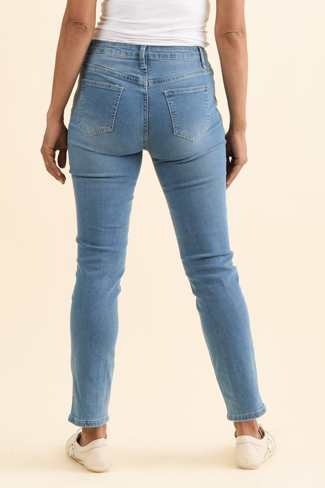 alt text|model:Cara image 4