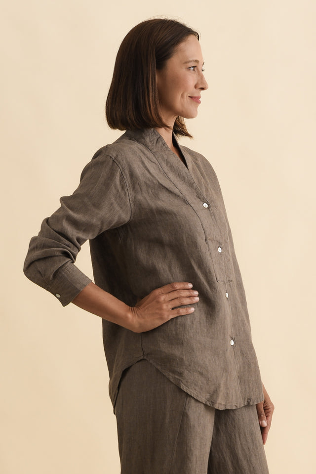 Liza Dark Taupe Linen Shirt,Brunette model,alt text|model:Cara image 4