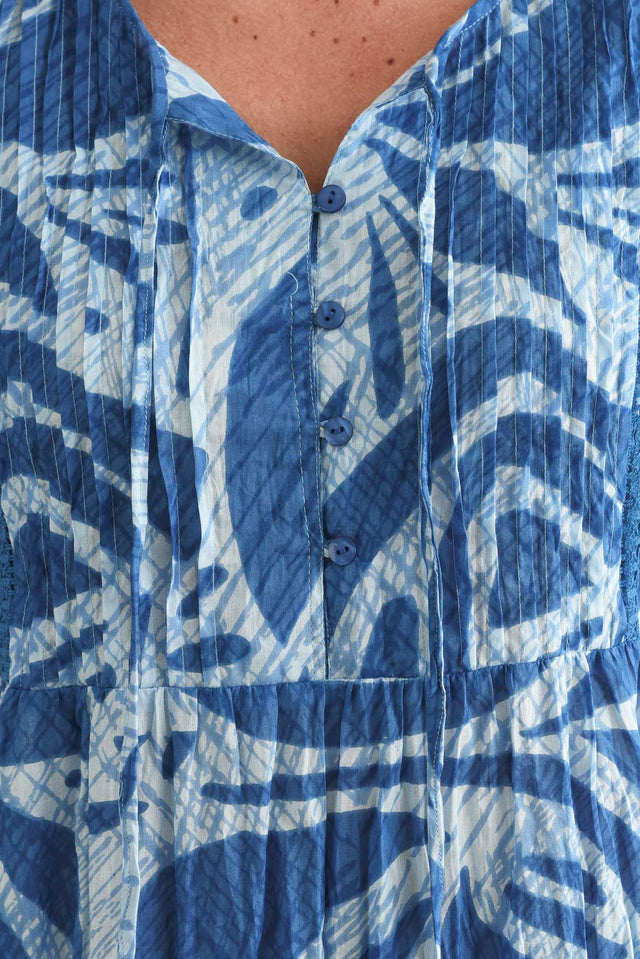 Marisol Cobalt Abstract Crinkle Cotton Dress,Detail,Brunette model,alt text|model:MJ image 5
