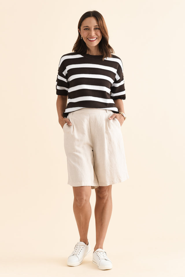 Minette Beige Pocket Shorts,Full Body,Brunette model,alt text|model:Cara image 7