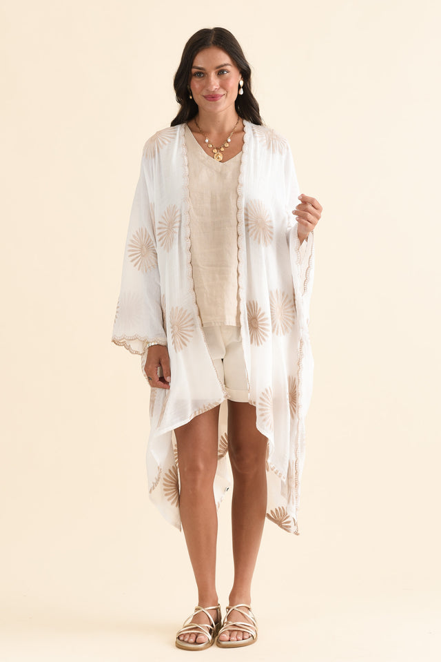 Montauk Natural Flower Kimono,Full Body,Brunette model,alt text|model:Brontie image 2
