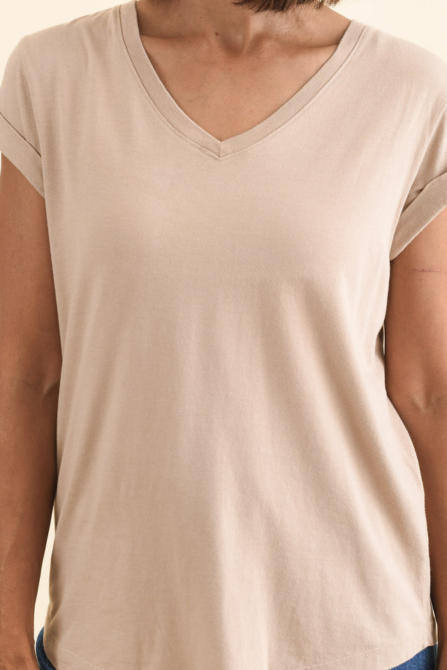 Monte Oat Cotton Vee Tee,Brunette model,alt text|model:Cara image 5