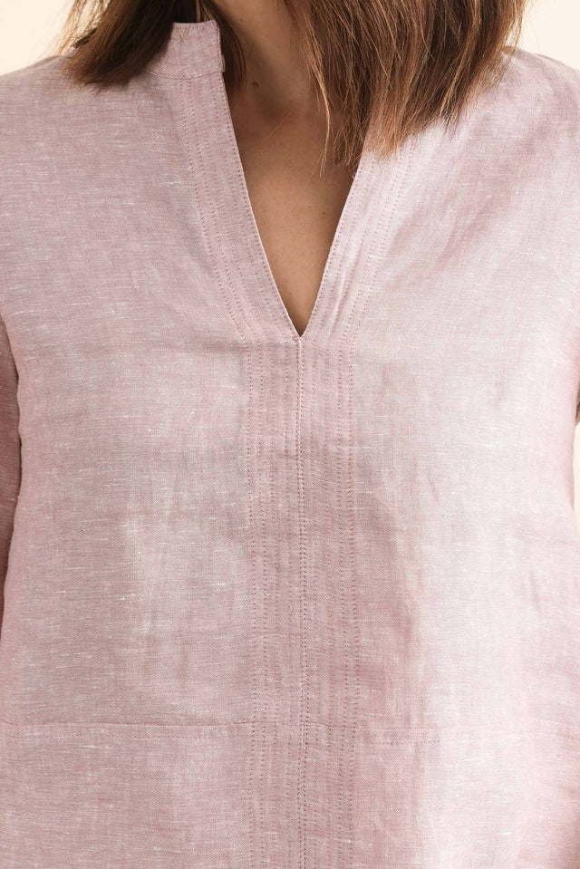 Oregon Blush Linen Top,Detail,Brunette model,alt text|model:Cara image 5