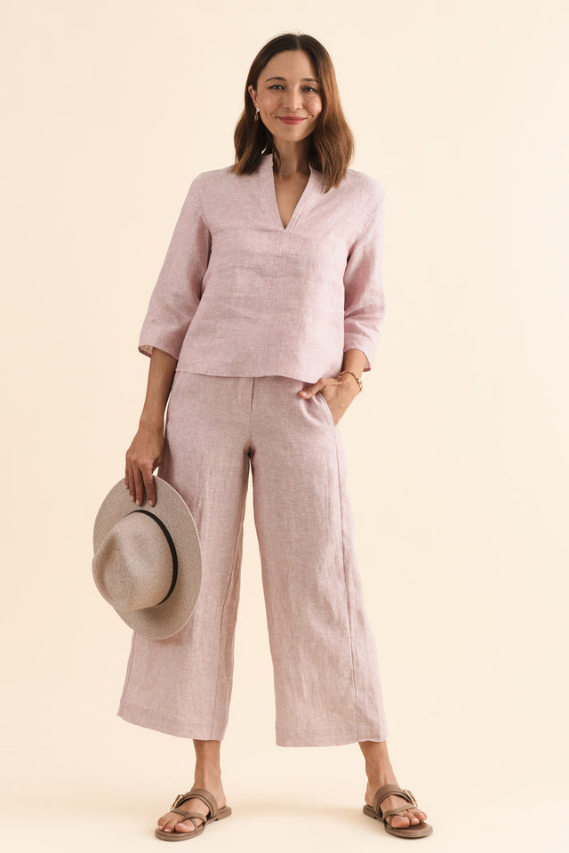 Oregon Blush Linen Top,Full Body,Brunette model,alt text|model:Cara image 2