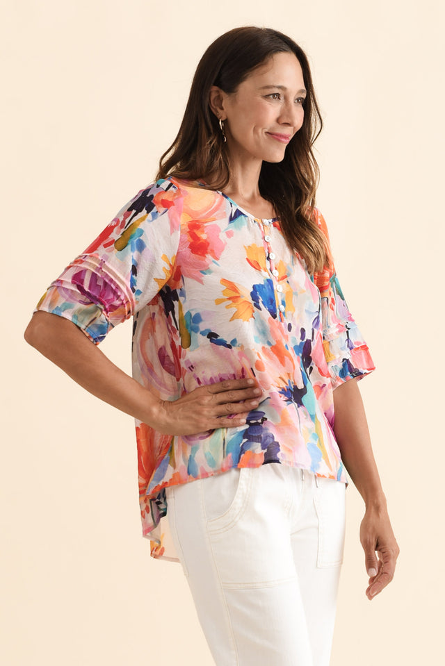 alt text|model:Cara image 4