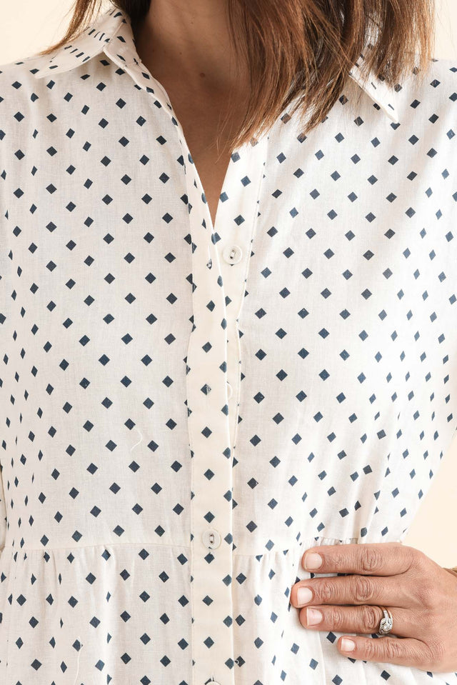 Raymond Navy Diamond Linen Button Dress,Detail,Brunette model,alt text|model:Cara image 5
