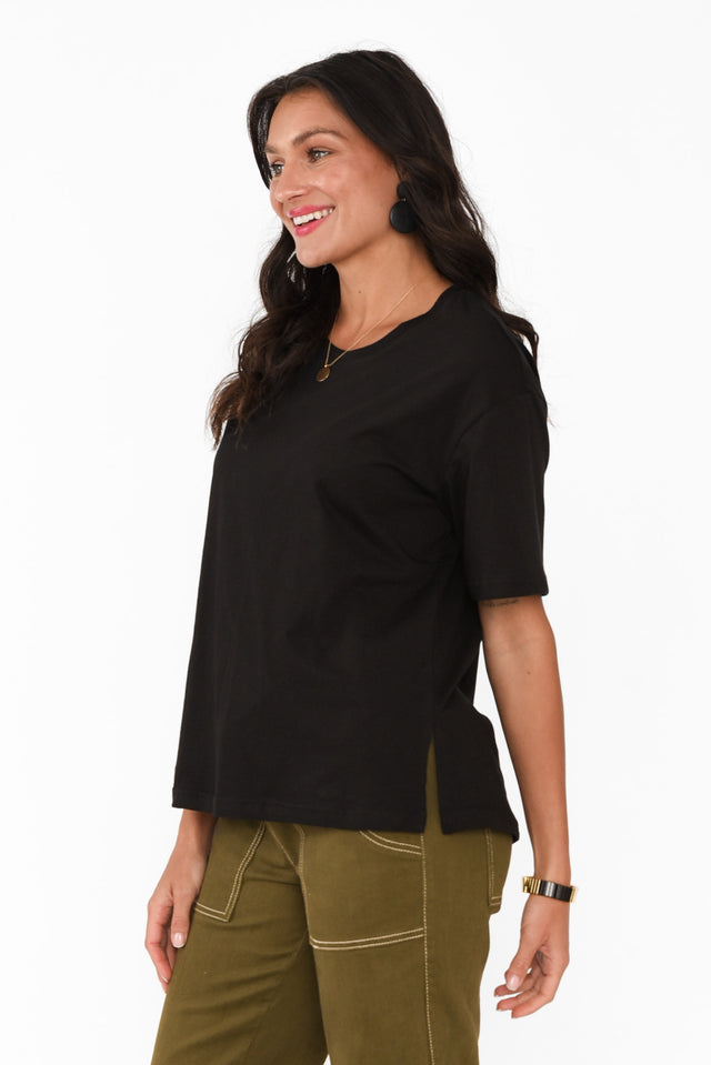 Relax Black Cotton Tee,Brunette model,alt text|model:Brontie image 4