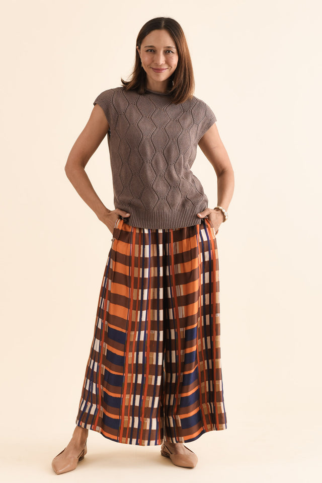 Rosin Chocolate Cable Knit Top,Full Body,Brunette model,alt text|model:Cara image 2