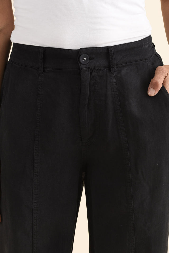 Roy Black Linen Blend Pocket Pants,Detail,Brunette model,alt text|model:Cara image 5