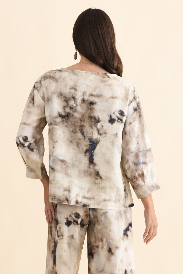 Saloma Taupe Abstract Linen Scoop Neck Top,Brunette model,alt text|model:MJ image 5