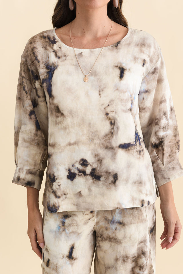 Saloma Taupe Abstract Linen Scoop Neck Top,Brunette model,alt text|model:MJ image 6