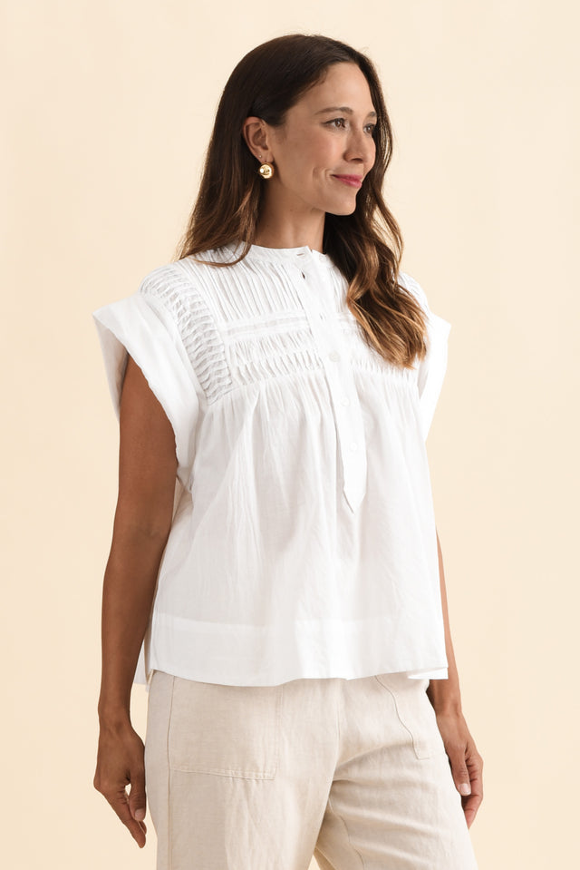 alt text|model:Cara image 4