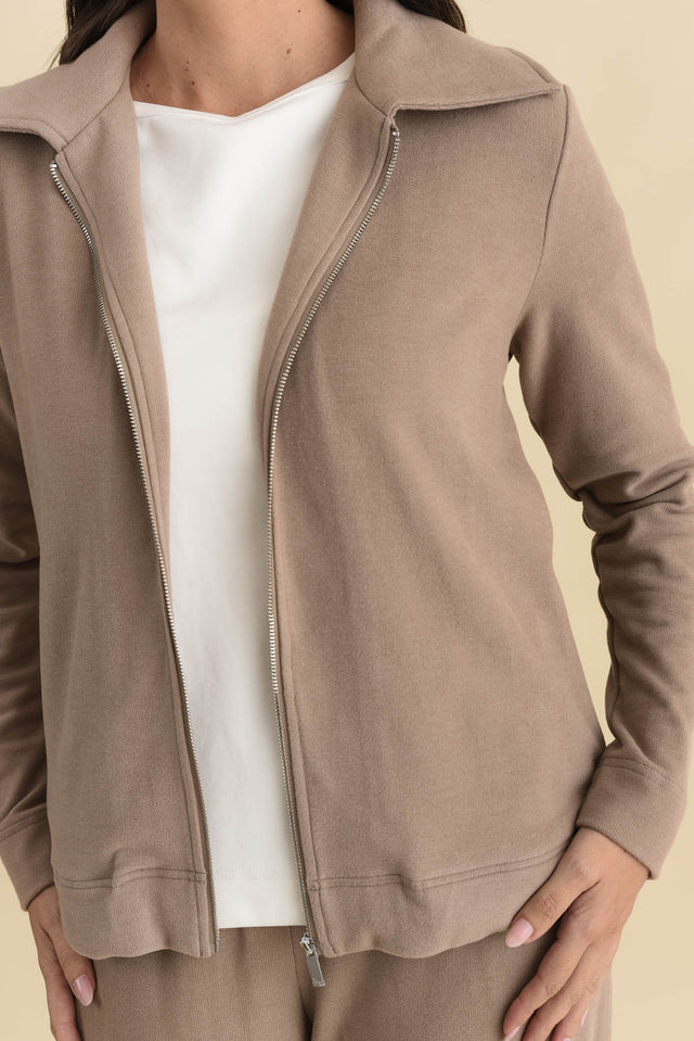 Souffle-Touch Beige Zip Jacket,Brunette model,alt text|model:MJ image 5