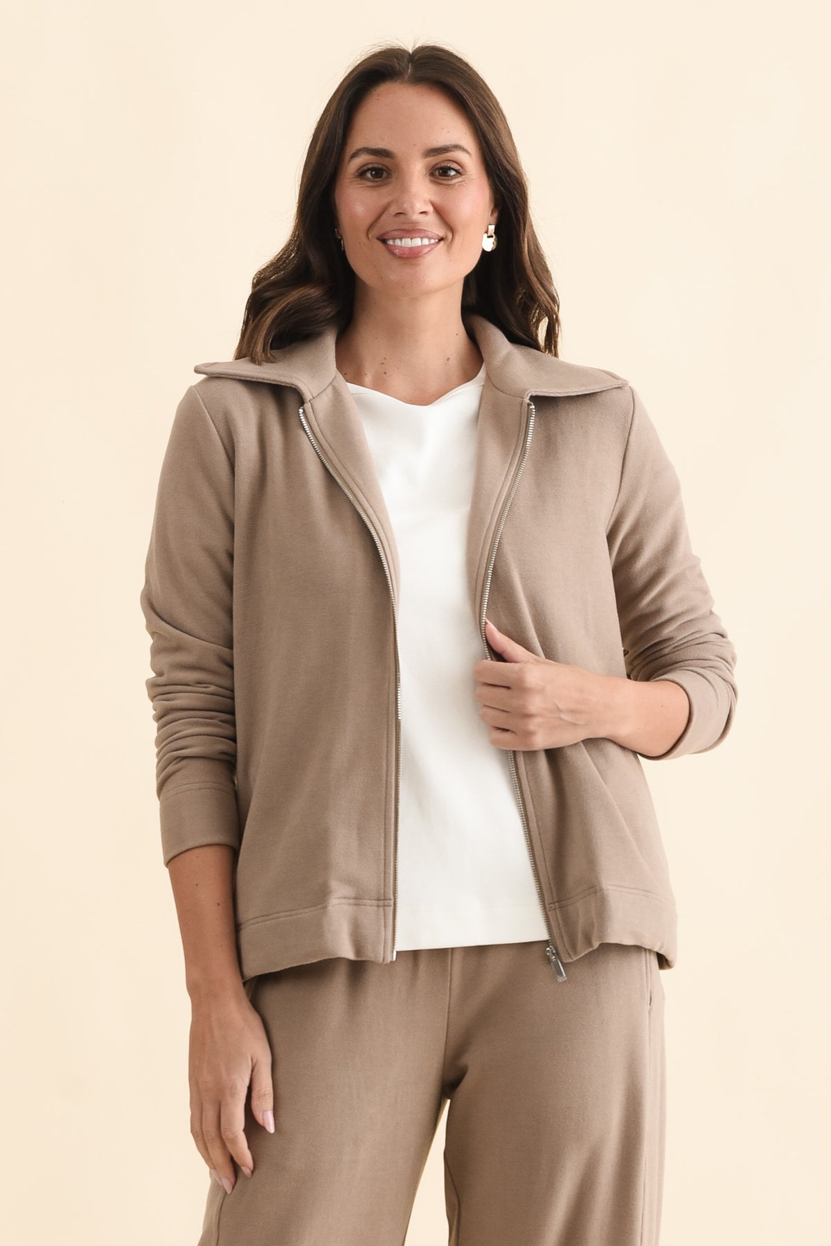 Souffle-Touch Beige Zip Jacket,Brunette model,alt text|model:MJ
