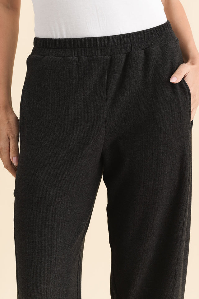 Souffle-Touch Charcoal Barrel Sweatpants,Brunette model,alt text|model:MJ image 6