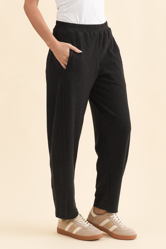 Souffle-Touch Charcoal Barrel Sweatpants,Brunette model,alt text|model:MJ image 4