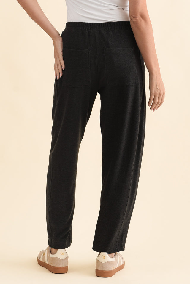 Souffle-Touch Charcoal Barrel Sweatpants,Brunette model,alt text|model:MJ image 5
