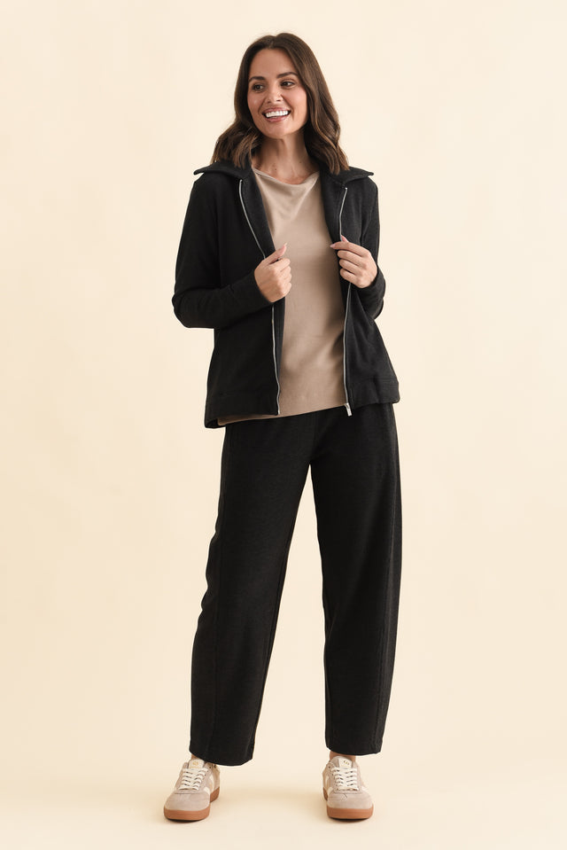 Souffle-Touch Charcoal Barrel Sweatpants,Brunette model,alt text|model:MJ image 7