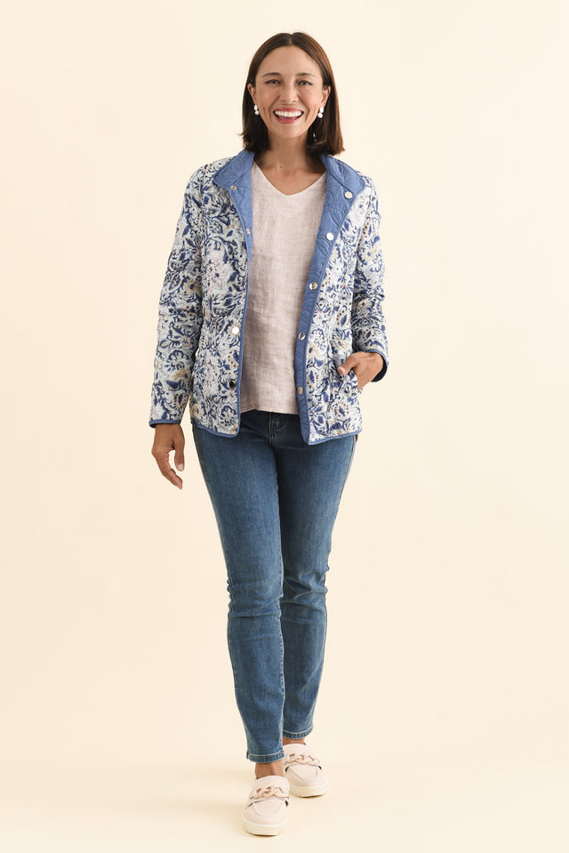 alt text|model:Cara image 3