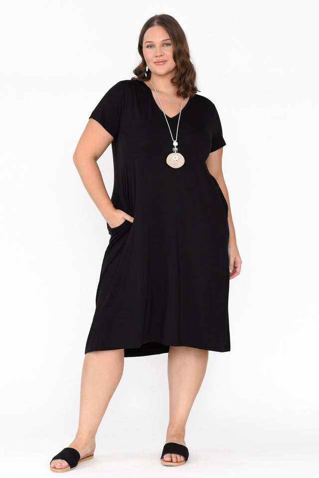 What Is A Shift Dress and How To Wear One - Paisley & Sparrow  Black dress  outfit casual, Black shift dress outfit, Black dress style
