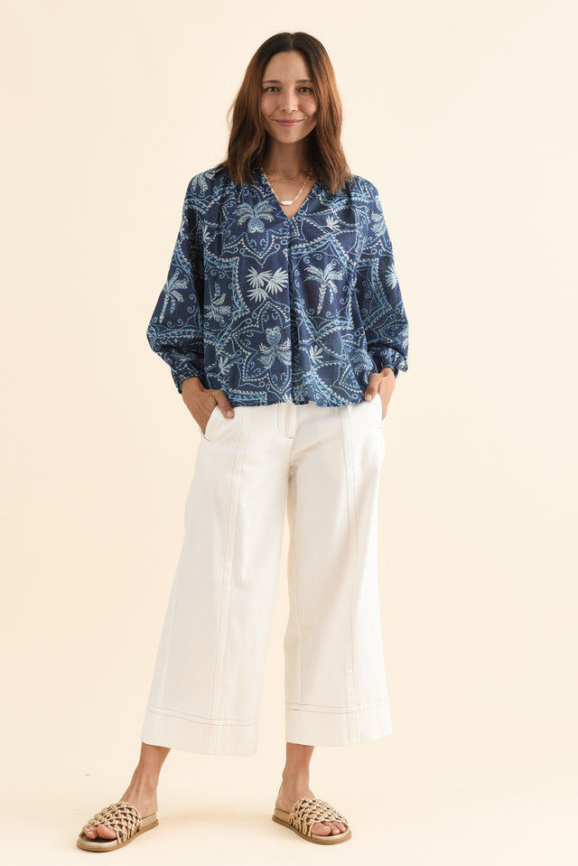 Timon Blue Palm Cotton Top,Full Body,Brunette model,alt text|model:Cara image 6