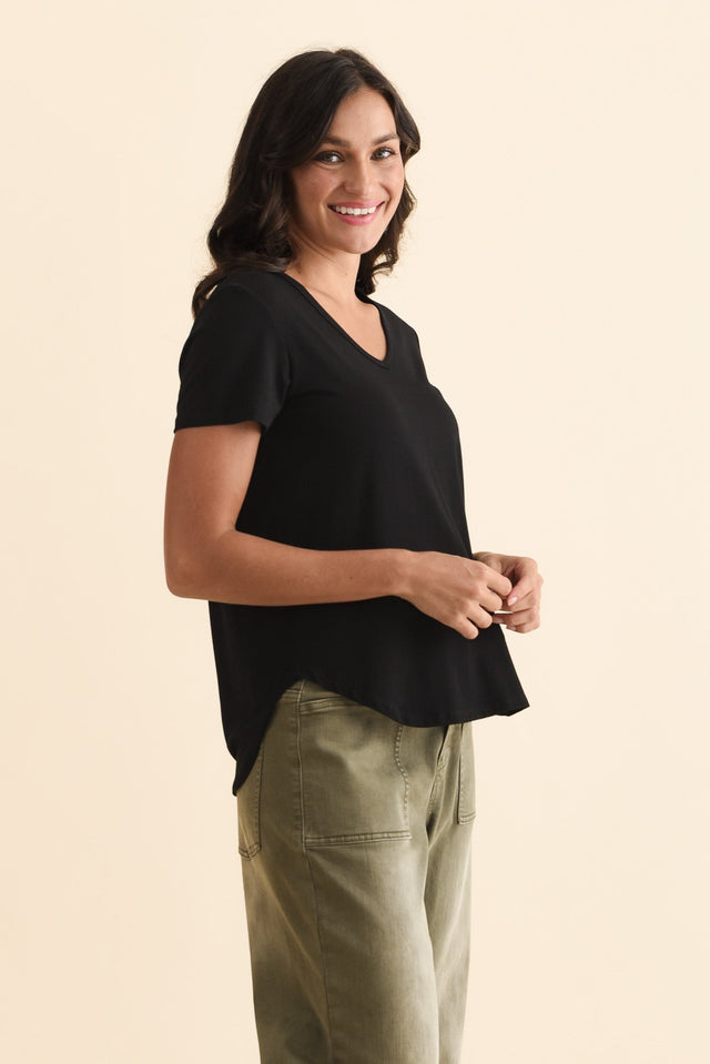 Veronica Black Bamboo Tee,Brunette model,alt text|model:Brontie image 5