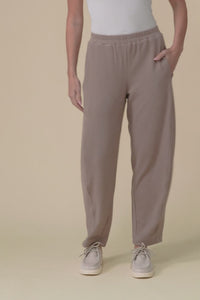 Souffle-Touch Beige Barrel Sweatpants,Video
